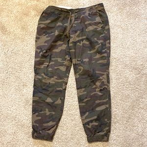 Mens camo twill joggers size L
